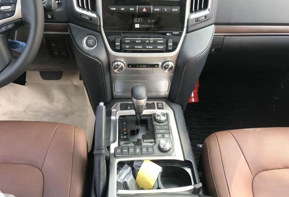 大众途锐:最新款丰田陆巡到港!土豪金外观+空气悬挂,售价与大众途锐看齐