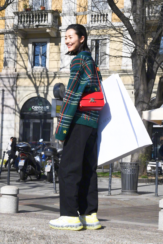 「穿衣搭配」超模刘雯气质开挂，穿墨绿色针织外套配黑色休闲阔腿裤，高级大气