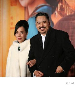 周润发|65岁周润发约女性友人爬山,头发花白皱纹明显,膝下无子很唏嘘