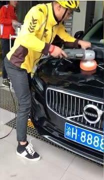 美团|和平精英要出美团服装了？美团小哥一边接单一边刚枪