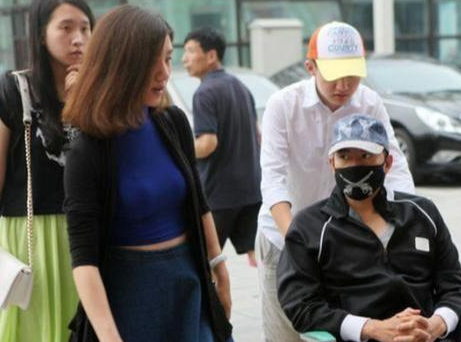 谷智鑫|他35岁拍戏时，从马背上摔下变为残疾，无法走路如今怎样了？