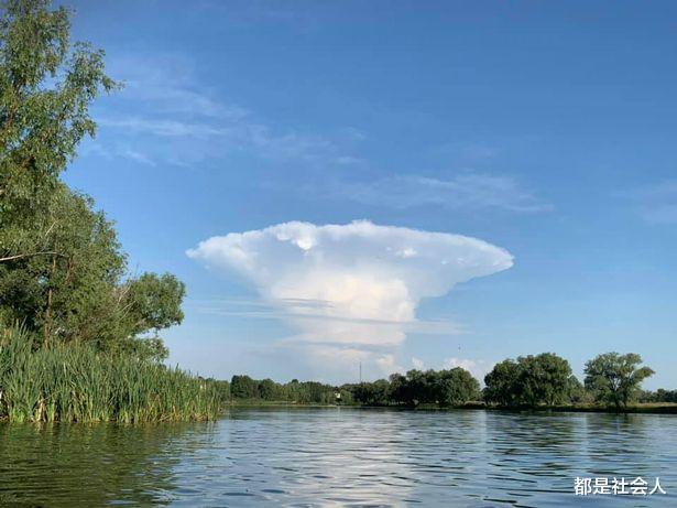 []天空出现巨大蘑菇状云层，当地人猜测可能是在测试核武器