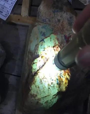 翡翠|鸡屎翡翠？认真的吗？一一南齐场口特别的翡翠原石