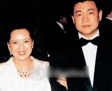 刘銮雄|刘銮雄女儿近况:一个大龄剩女,一个资产数十亿,一个山上捡垃圾