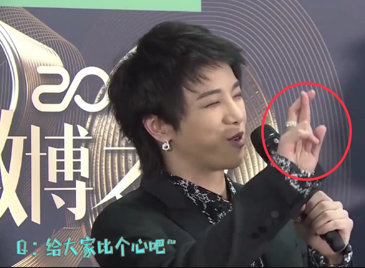 『华晨宇』华晨宇“花式比心”太炫酷,小动作隐藏高难度,一般人做不到