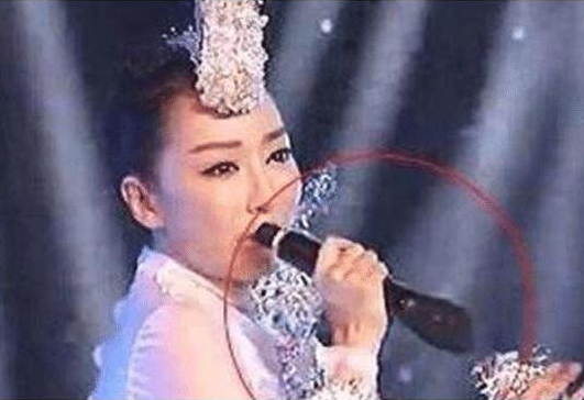 「春晚」曾4次上春晚出尽了洋相，跟富商认识1小时闪婚，现在千万豪车出行