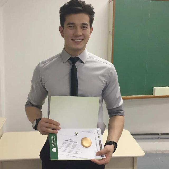 「」25岁成都语文老师爆红网络,还是巴西选美冠军?网友:太帅了