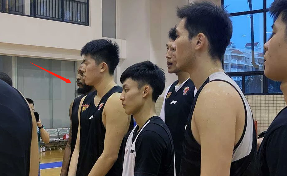 [广东男篮]一下签两？广东宏远训练基地现身一大一小两外援，名记表态：不能说！