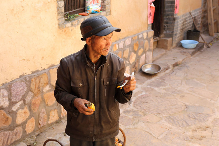 山东报道记|66岁老人一把屎一把尿将2养女养大，如今血独居百年老院成五保户