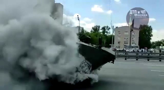 「军人」俄罗斯阅兵仪式差点成“国际笑话”，一名军人被捕，装甲车冒浓烟