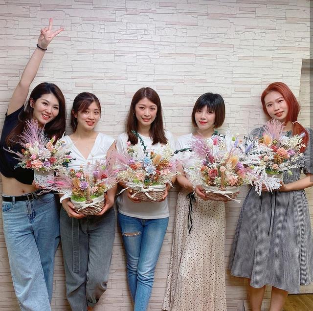 「林志颖」林志颖弟弟全家福曝光，一双儿女萌态十足，妻子爱画画插花有才情