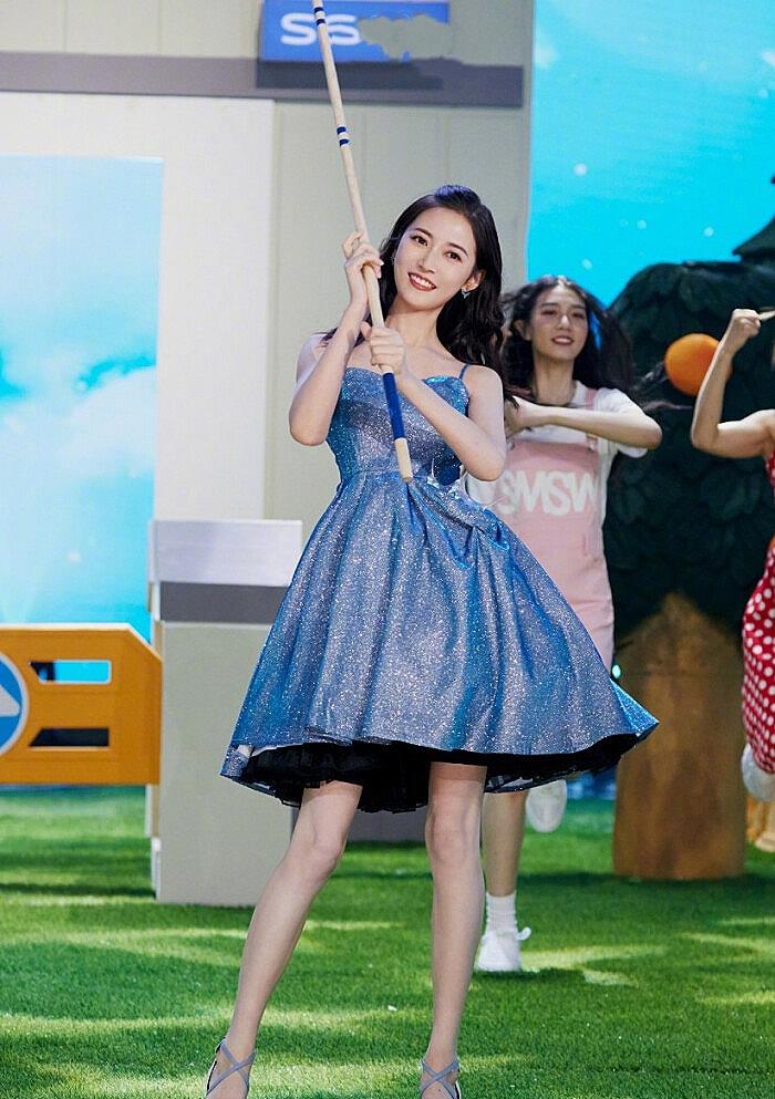 陈钰琪■看了陈钰琪穿的公主蓬蓬裙，再看欧阳娜娜，才发现差别有多大！