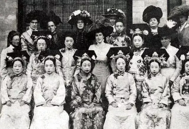 晚清@真实的晚清老照片:这才是真正大官妻妾,妻与妾一眼就能分辨出来