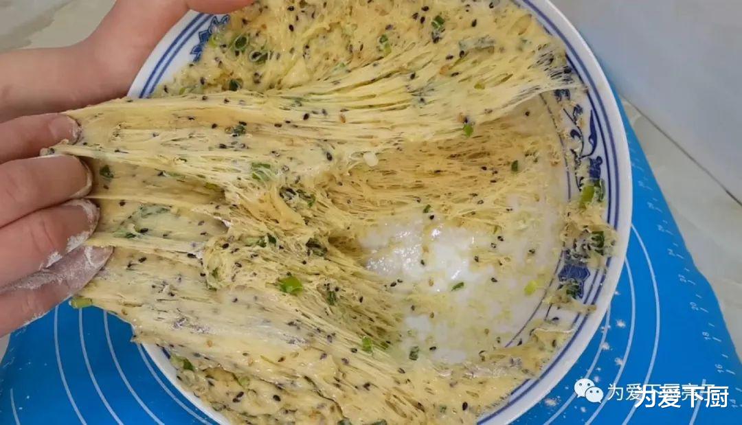 鸡蛋饼@芝麻鸡蛋这样做，撒1把葱花，比鸡蛋饼都好吃，出锅孩子抢着吃