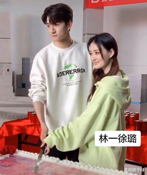 徐璐▲徐璐林一拍杀青合照，两人手牵手甜蜜对视，真人cp都不敢这么甜