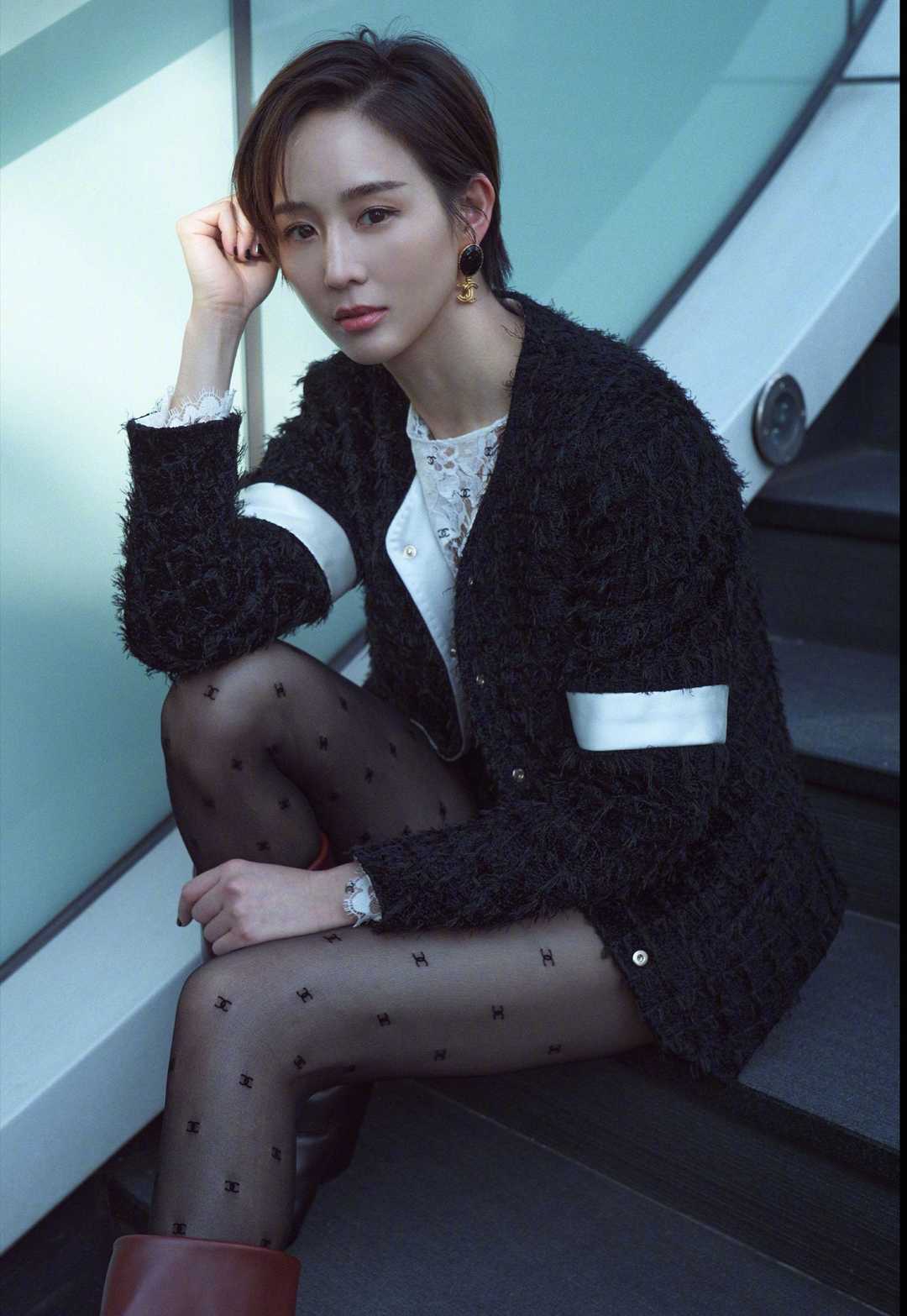穿衣搭配|张钧甯的黑丝造型太惊艳，配小香风外套+短裤，短发仍然是万人迷