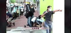 中国网直播|港警处置乱港分子时有人扔杂物 便衣警察果断冲上前制服
