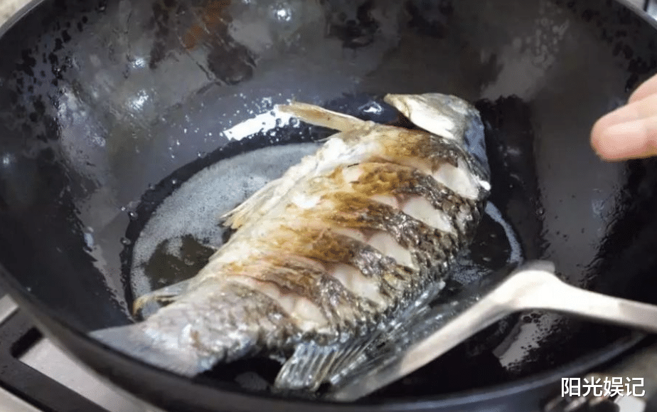 [不粘锅]煎鱼，千万别直接下锅煎！大厨教你4招，不粘锅不破皮，不碎不腥