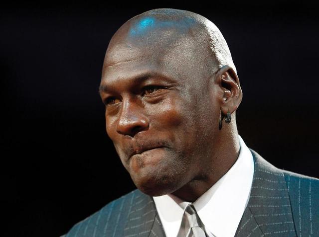 【迈克尔·乔丹】不愧是“篮球之神”,乔丹再一次挽救NBA,即便是詹姆斯也要甘拜下风