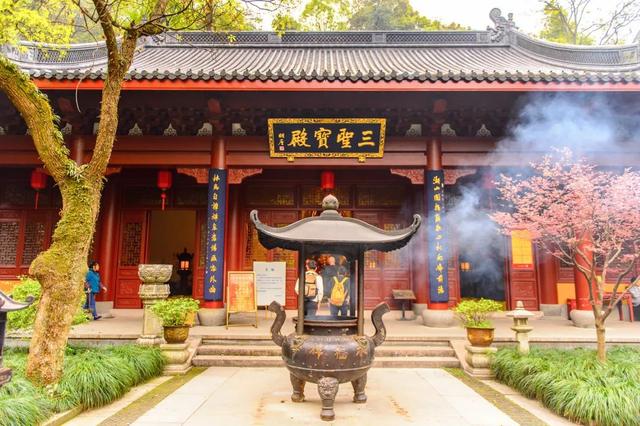 灵隐寺|4年前,那个入职灵隐寺90后小伙,还不起房贷辞职“还俗”了