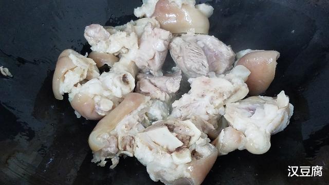 【烧烤】酱焖猪脚的做法，鲜香美味又下饭，味道很棒的一道家常菜