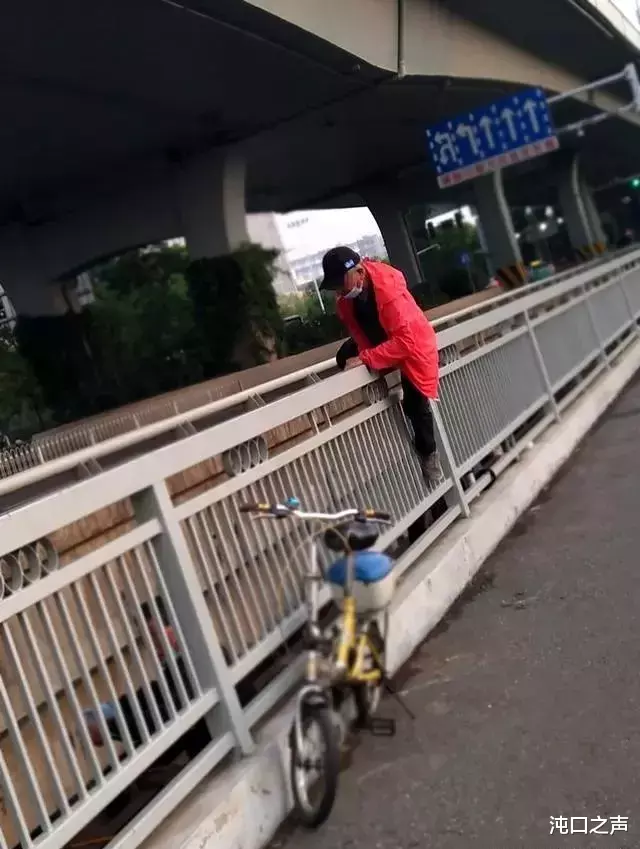 沌口▲危险！沌口三角湖附近有居民翻桥“玩命”垂钓...