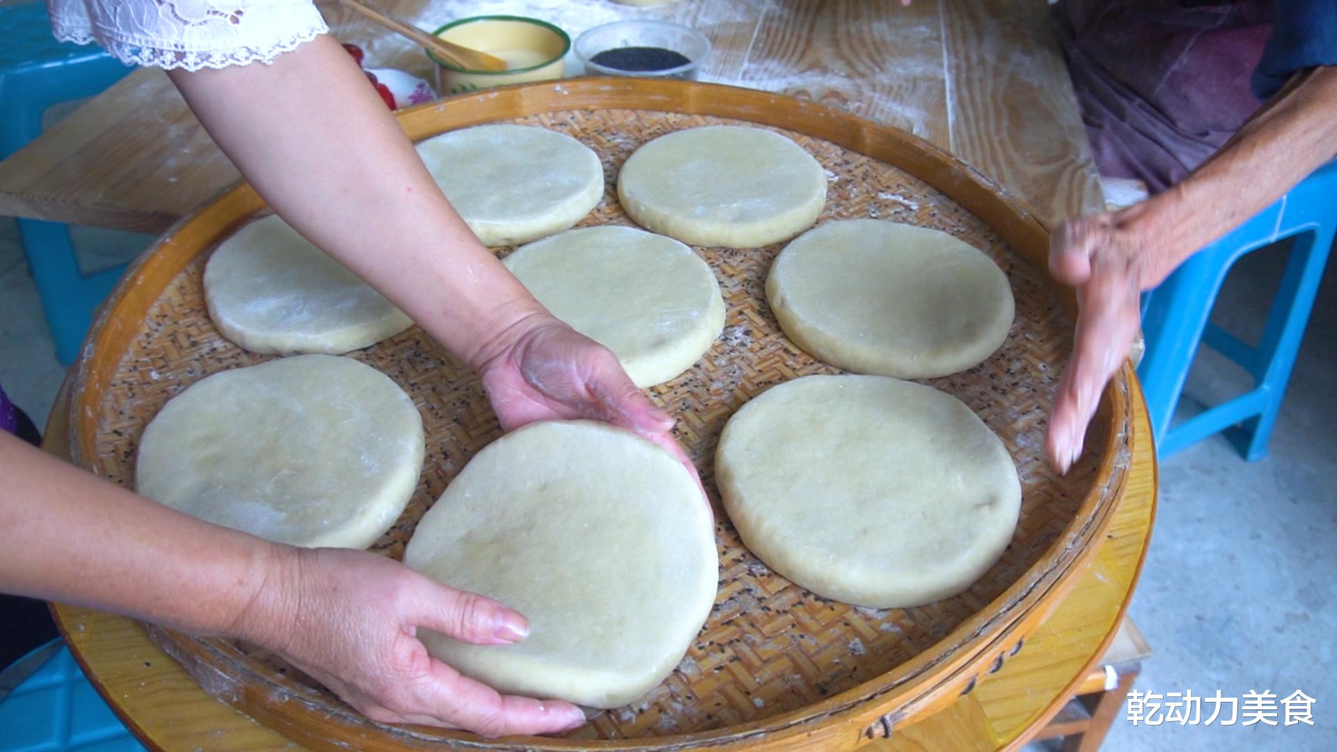 月饼|78岁大爷教你做古法月饼，1个2斤重卖50元，1天400个供不应求