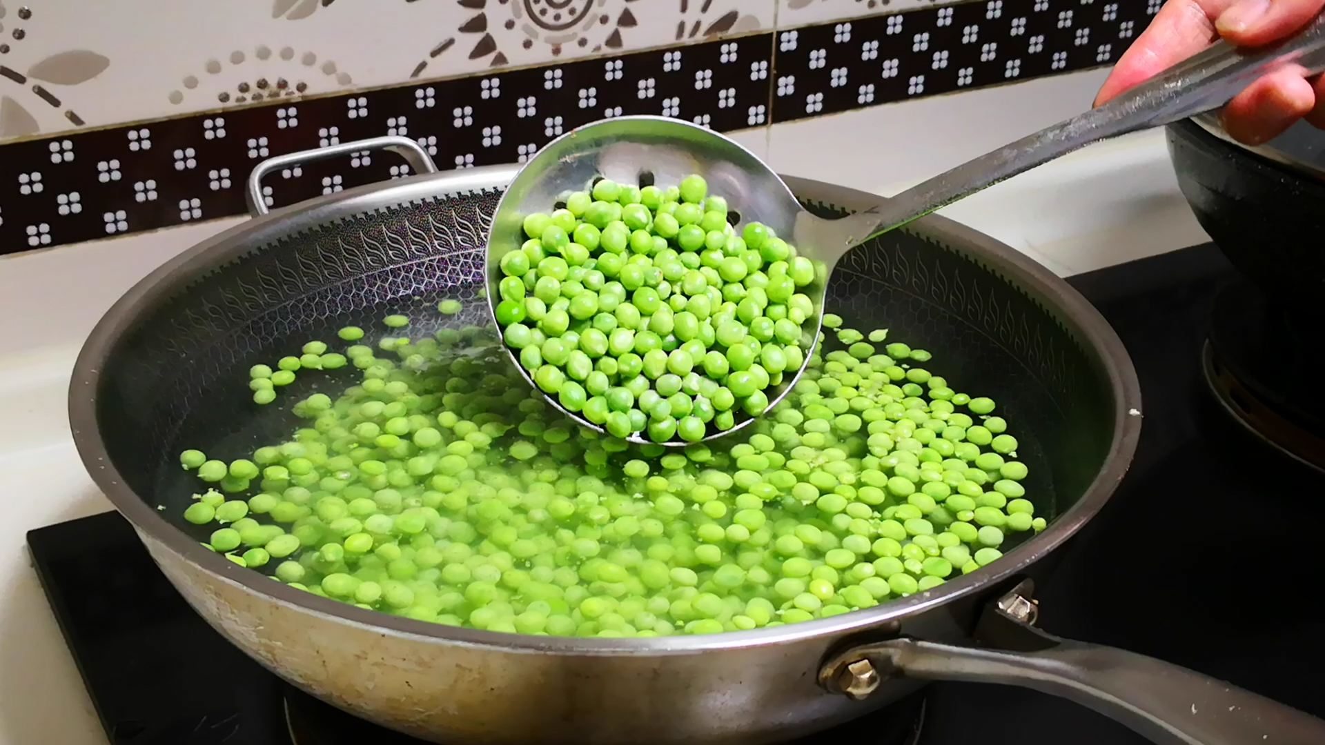 『』入夏后,遇到此菜别手软,一次性囤20斤,放冰箱冻起来,特省事!