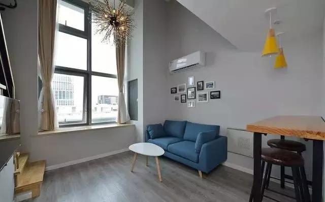 『』35平loft小公寓木地板上墙，烟花般灿烂的吊灯吸引目光！