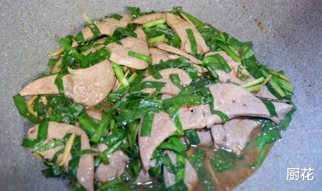 猪肝▲夏季吃它最补血,跟韭菜一起炒,老公吃的汤汁都不剩