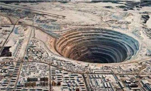 钻石|苏联挖穿地球计划，为何挖到9500米就停了？工人：你看周边都是啥