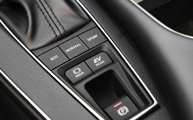 亚洲龙@入华零减配的合资B级，车长近5米，实测油耗仅5.4L，还配10个气囊