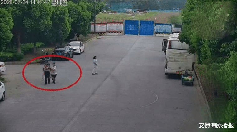 城管|西瓜商贩去救人，西瓜却被城管没收，接下来发生的一幕很暖心