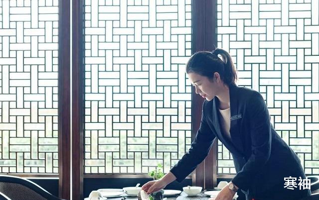 寒袖|她是“国宴级服务员”，3次为各国宴会服务，一般宴会都请不来！