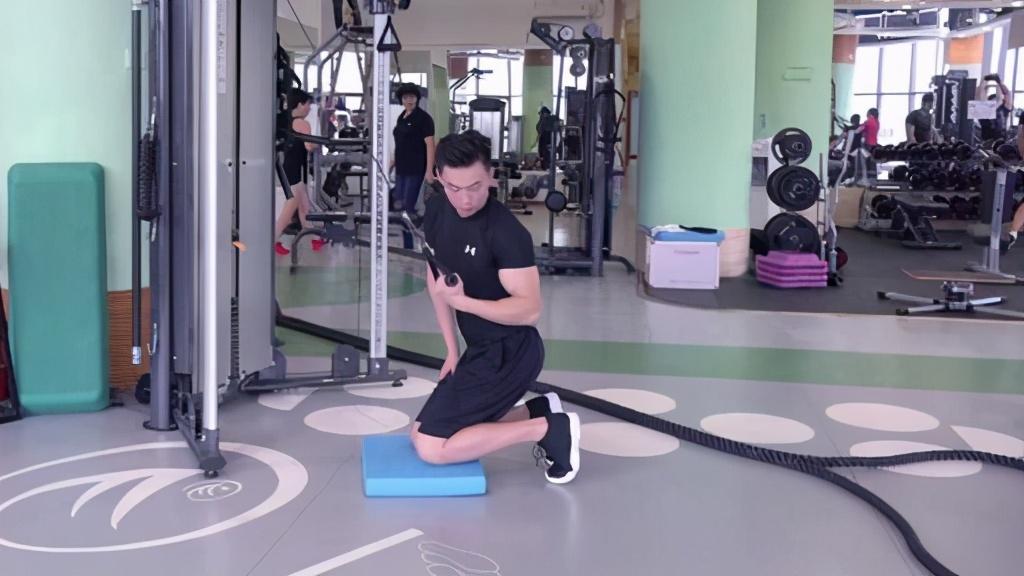 健身教练|瑞士健身教练，一双美腿粗又实，腹肌秒杀男人！诠释了力量性感美