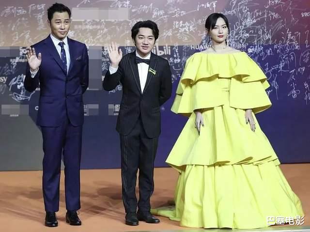 李现|金鸡闭幕红毯：佟丽娅惊艳，李现大平头吸睛，小花们一个比一个美