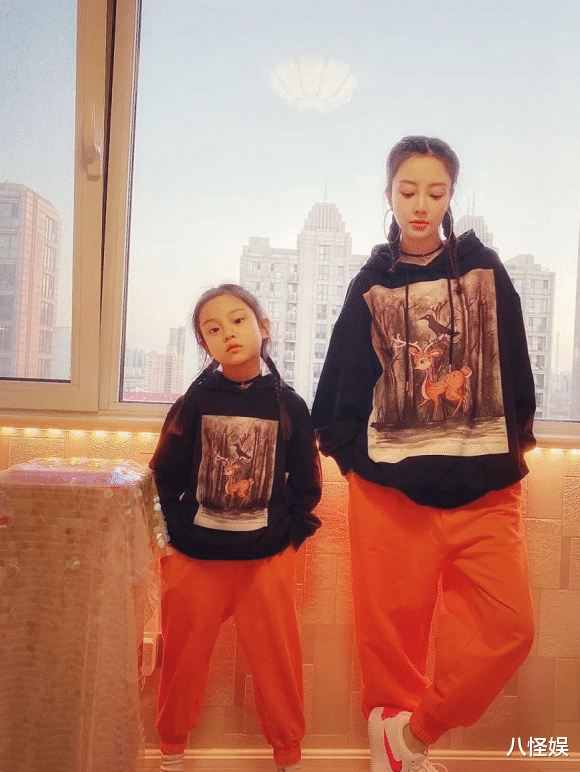 [李小璐]李小璐偷录女儿弹琴，遭甜馨嫌弃，钢琴上照片像极全家福惹关注！