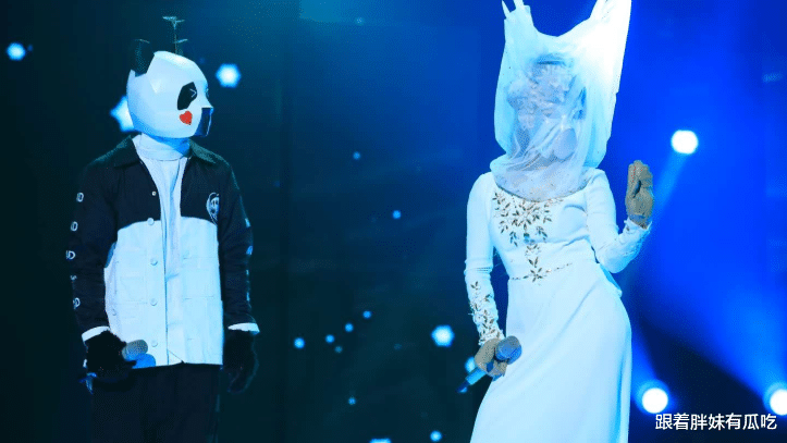 「蒙面唱将猜猜猜」蒙面唱将史上最大牌：揭面后评委乖乖站好，连巫启贤都不敢点评