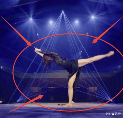 金晨@金晨侧身高抬腿，却忘记自己穿的是短裤，黄晓明的救场堪称教科书