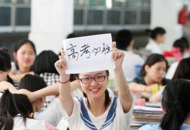 女孩|高考撕毁别人试卷的女生,成绩出来了,网友:另外两个人成绩如何