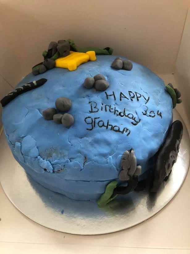 蛋糕|卖家秀和买家秀，差别真的那么大吗？这个蛋糕在网上遭到了疯狂嘲笑——“艾莎公主”变成了“狒狒化妆”