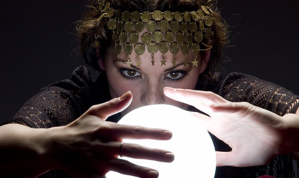 ##神奇女裁缝,百年前就预言了今天的一系列大事,如今都被一一验证