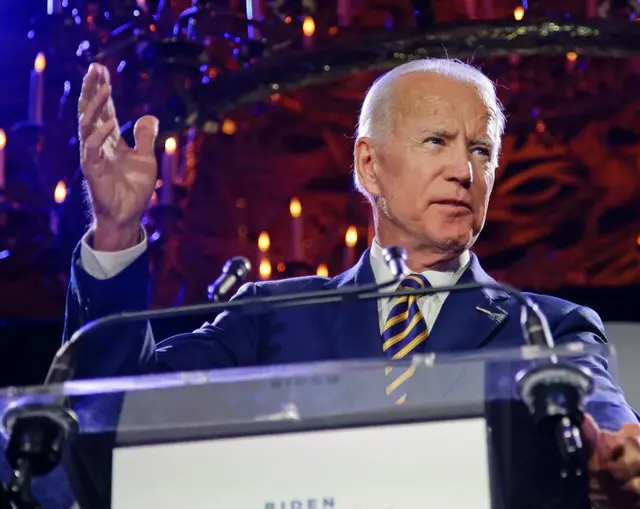 『美国』拜登支持率达51%，特朗普哭晕在厕所