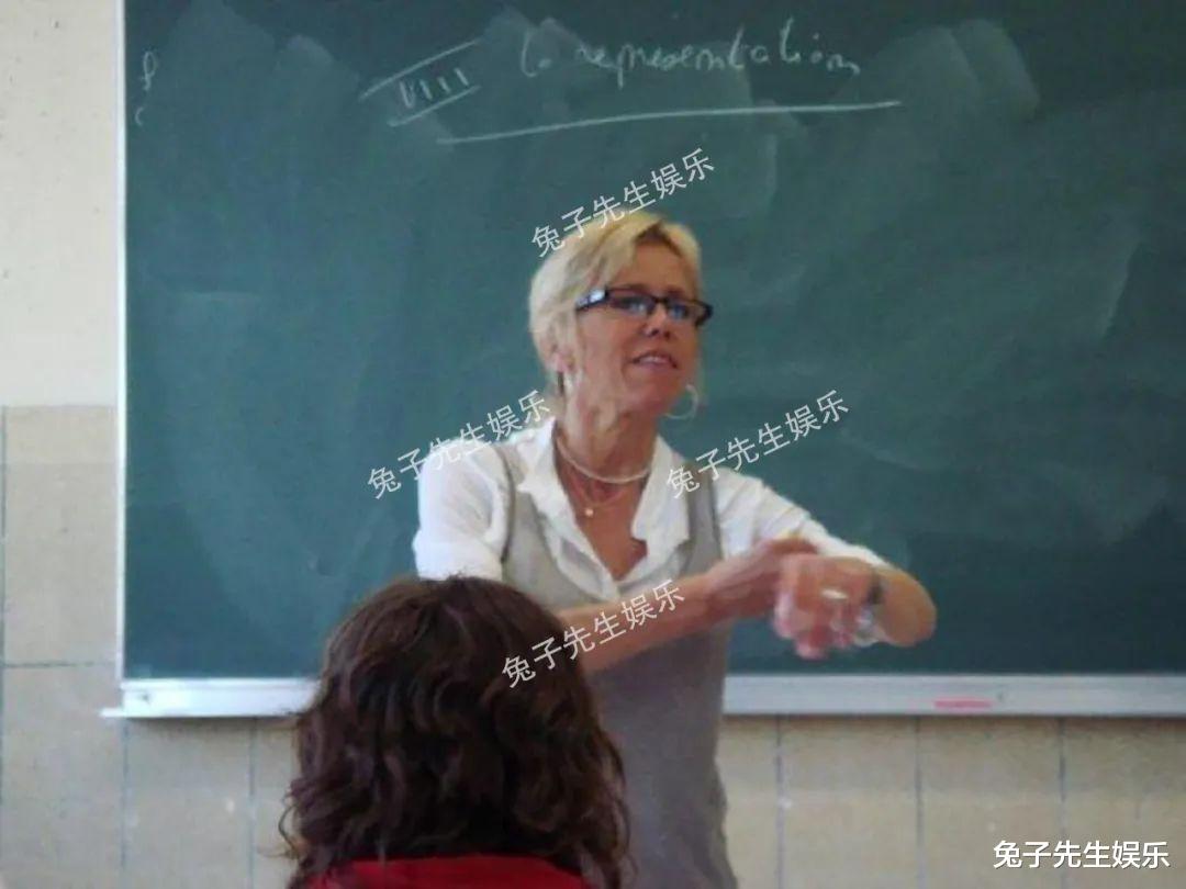 佈麗吉特罕見走上講臺，為學生上課，67歲奶奶卷起衣袖熱情似火-圖3