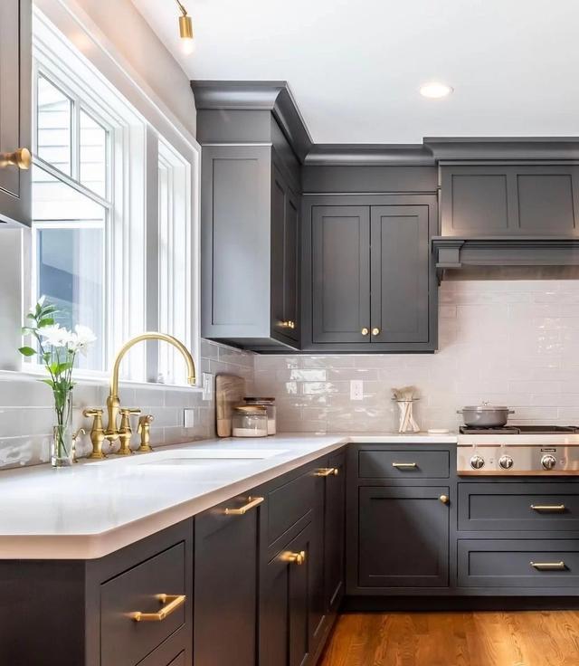 |12个厨房装修案例：想让厨房装修效果好，挑好橱柜颜色很重要！