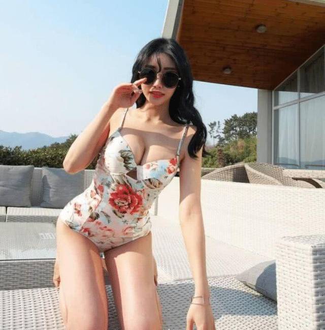 【赵梦玥】卢本伟女友“玩水照”流出，看她被猛男抱起那刻，卢本伟不管管？