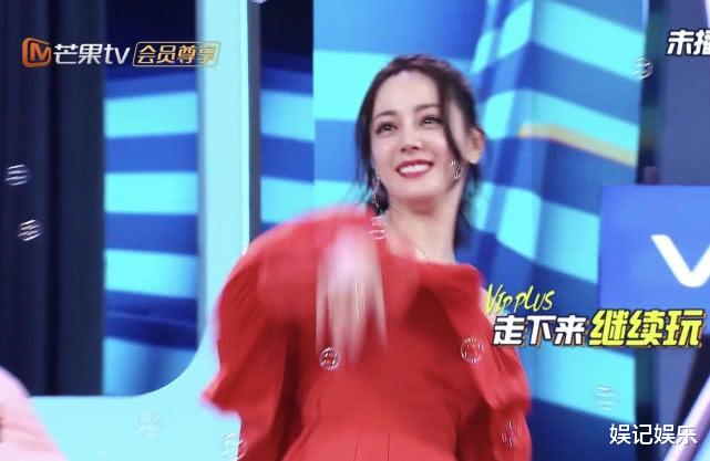 迪丽热巴|快本未播画面:热巴轻推黄景瑜,两人中场休息坐一起热聊