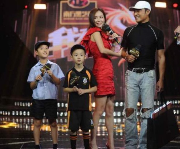 【吴佳尼】嫁大21岁丈夫当后妈,比继女大9岁10年生2子,如今离婚俩儿子帅气