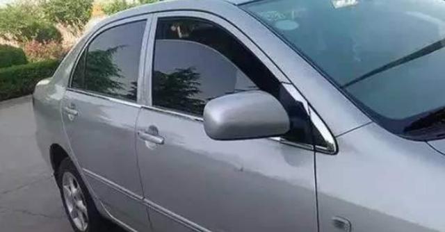 上牌|夏天车子被暴晒，车窗留条缝隙能降温？老司机：一看就是没吃过亏