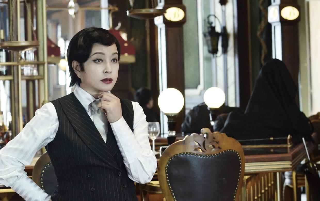 刘晓庆|刘晓庆《八佰》造型太飒了,白衬衫白西装+领带,复古发型A爆了